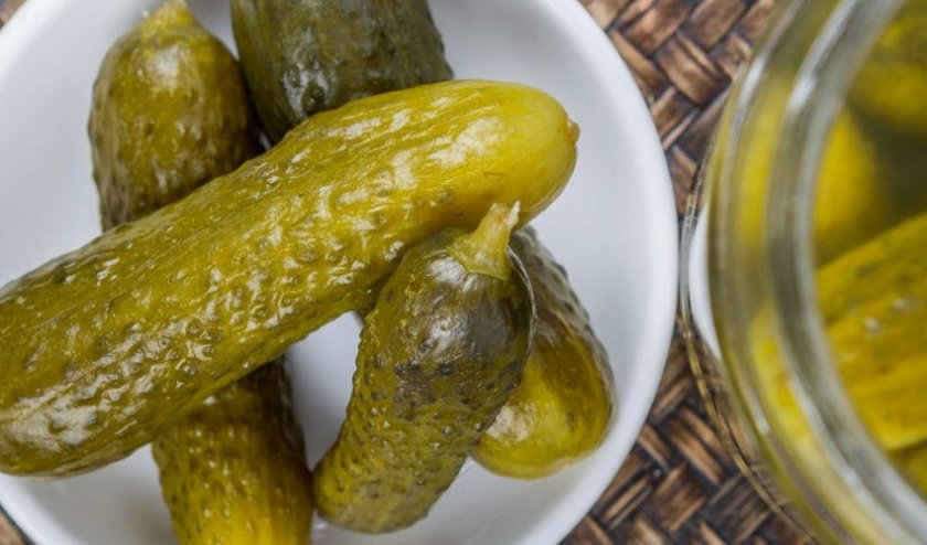 Маринованные огурцы с яблоками Маринованные огурцы с яблоками