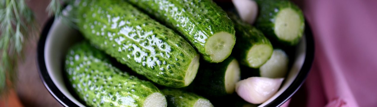 Як приготувати малосольні огірки в каструлі