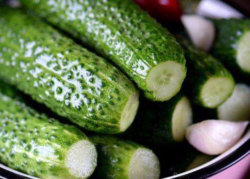 Як приготувати малосольні огірки в каструлі