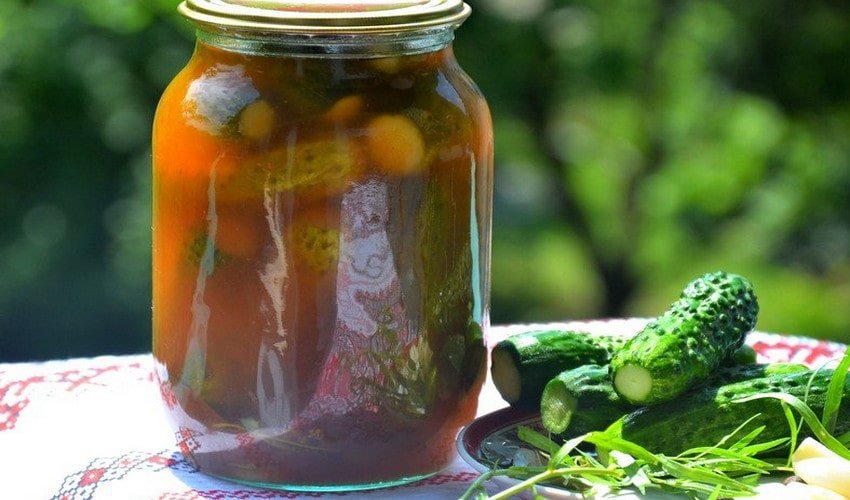 Огірки з кетчупом