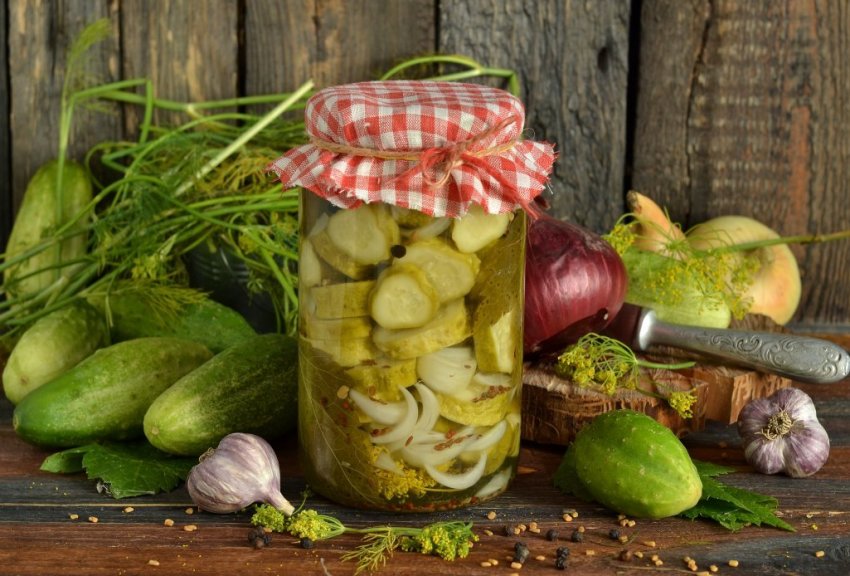 Мариновані огірки з цибулею