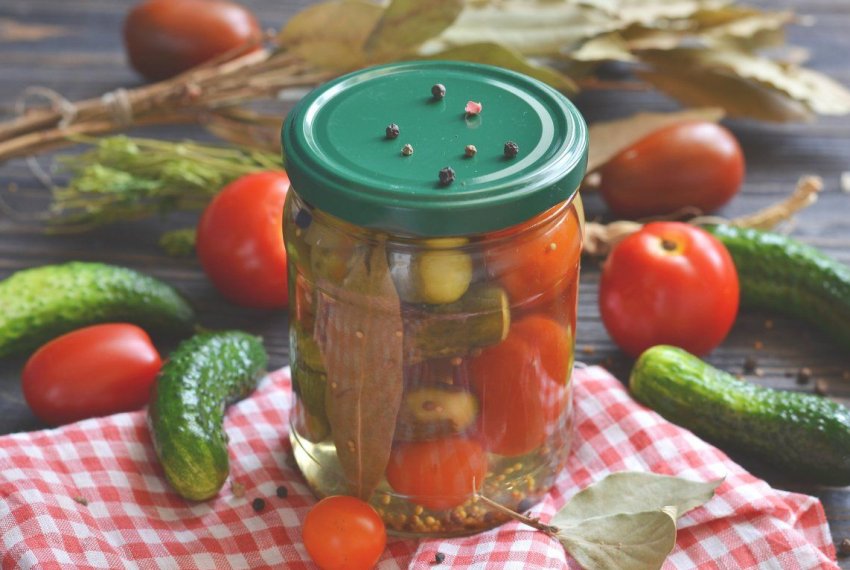 Мариновані огірки з помідорами