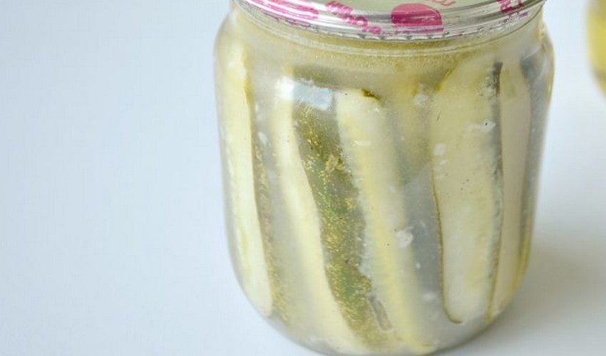 Мариновані огірки скибочками