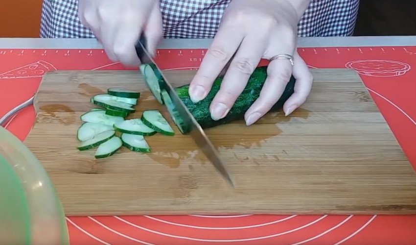 Огурцы маринованные дольками рецепт. 27538.pi2uqo.850. Огурцы маринованные дольками рецепт фото. Огурцы маринованные дольками рецепт-27538.pi2uqo.850. картинка Огурцы маринованные дольками рецепт. картинка 27538.pi2uqo.850. Маринованные огурцы дольками – излюбленный вид консервации большинства взрослых и детей. В наши регионы этот овощ был привезен примерно в 9 веке из Восточной Азии, и за это время настолько прижился, что теперь его подают к мясу, картофелю, кашам и прочим гарнирам. Консервируют огурцы с разными добавками: чесноком, луком, зеленью, морковью. Каждая из них дает свой неповторимый привкус.