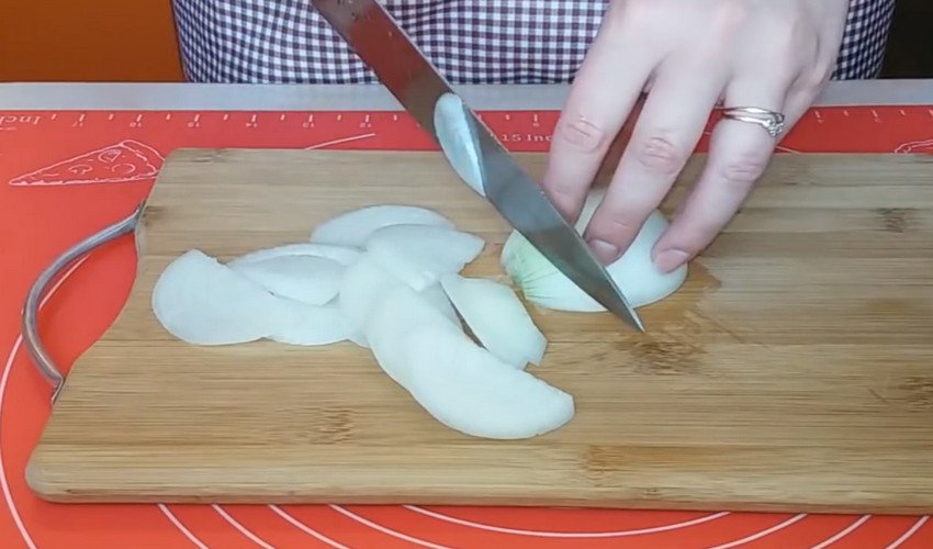 Огурцы маринованные дольками рецепт. 27539.pi2uqo.850. Огурцы маринованные дольками рецепт фото. Огурцы маринованные дольками рецепт-27539.pi2uqo.850. картинка Огурцы маринованные дольками рецепт. картинка 27539.pi2uqo.850. Маринованные огурцы дольками – излюбленный вид консервации большинства взрослых и детей. В наши регионы этот овощ был привезен примерно в 9 веке из Восточной Азии, и за это время настолько прижился, что теперь его подают к мясу, картофелю, кашам и прочим гарнирам. Консервируют огурцы с разными добавками: чесноком, луком, зеленью, морковью. Каждая из них дает свой неповторимый привкус.