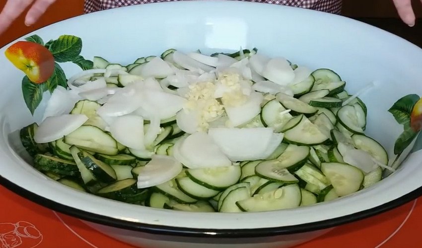 Огурцы маринованные дольками рецепт. 27540.pi2uqo.850. Огурцы маринованные дольками рецепт фото. Огурцы маринованные дольками рецепт-27540.pi2uqo.850. картинка Огурцы маринованные дольками рецепт. картинка 27540.pi2uqo.850. Маринованные огурцы дольками – излюбленный вид консервации большинства взрослых и детей. В наши регионы этот овощ был привезен примерно в 9 веке из Восточной Азии, и за это время настолько прижился, что теперь его подают к мясу, картофелю, кашам и прочим гарнирам. Консервируют огурцы с разными добавками: чесноком, луком, зеленью, морковью. Каждая из них дает свой неповторимый привкус.