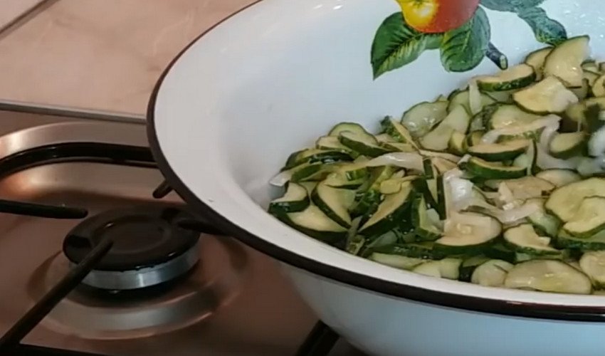 Огурцы маринованные дольками рецепт. 27541.pi2uqo.850. Огурцы маринованные дольками рецепт фото. Огурцы маринованные дольками рецепт-27541.pi2uqo.850. картинка Огурцы маринованные дольками рецепт. картинка 27541.pi2uqo.850. Маринованные огурцы дольками – излюбленный вид консервации большинства взрослых и детей. В наши регионы этот овощ был привезен примерно в 9 веке из Восточной Азии, и за это время настолько прижился, что теперь его подают к мясу, картофелю, кашам и прочим гарнирам. Консервируют огурцы с разными добавками: чесноком, луком, зеленью, морковью. Каждая из них дает свой неповторимый привкус.