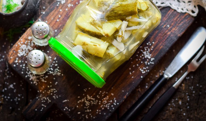 Огурцы маринованные дольками рецепт. 27587.pi2y2o.850. Огурцы маринованные дольками рецепт фото. Огурцы маринованные дольками рецепт-27587.pi2y2o.850. картинка Огурцы маринованные дольками рецепт. картинка 27587.pi2y2o.850. Маринованные огурцы дольками – излюбленный вид консервации большинства взрослых и детей. В наши регионы этот овощ был привезен примерно в 9 веке из Восточной Азии, и за это время настолько прижился, что теперь его подают к мясу, картофелю, кашам и прочим гарнирам. Консервируют огурцы с разными добавками: чесноком, луком, зеленью, морковью. Каждая из них дает свой неповторимый привкус.