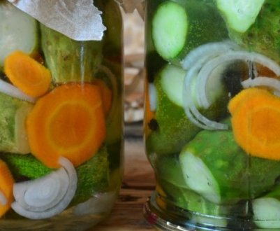 Маринуємо огірки з морквою на зиму