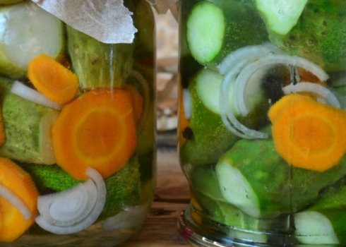 Маринуємо огірки з морквою на зиму