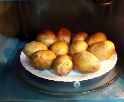 Як правильно приготувати картоплю в мікрохвильовці