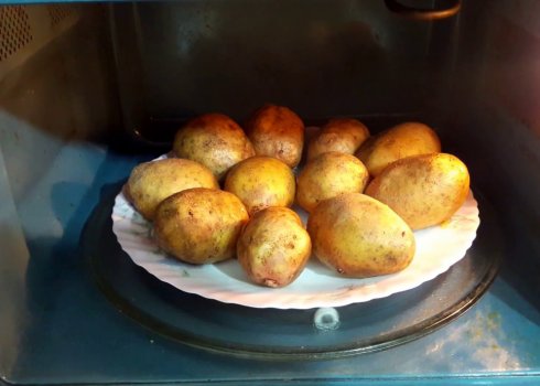 Як правильно приготувати картоплю в мікрохвильовці