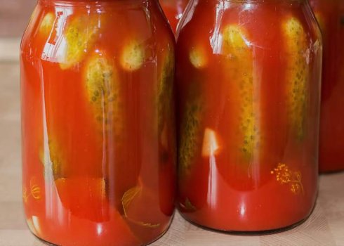 Маринуємо смачні хрусткі огірки на зиму в томатному соку