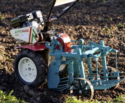 Як копати картоплю мотоблоком