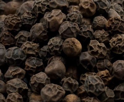 Чим відрізняється запашний перець від чорного горошком?