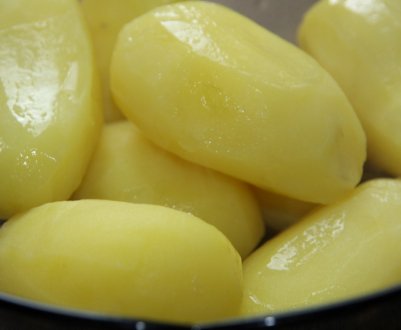 Чому картопля чорніє після варіння?