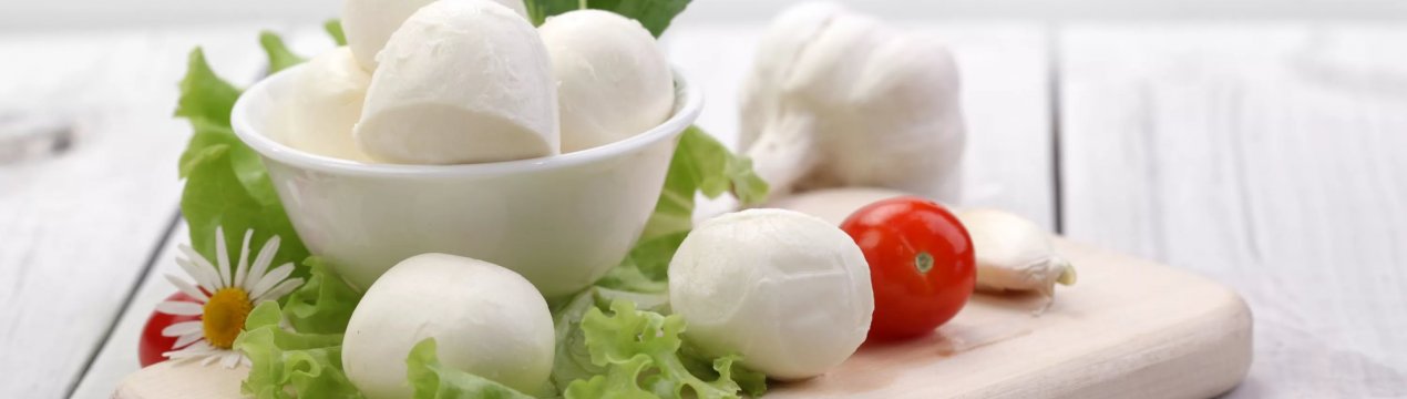 Італійські буйволиці відпочивають на матрацах під музику Моцарта