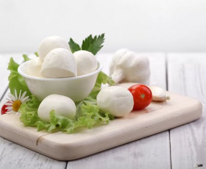 Італійські буйволиці відпочивають на матрацах під музику Моцарта