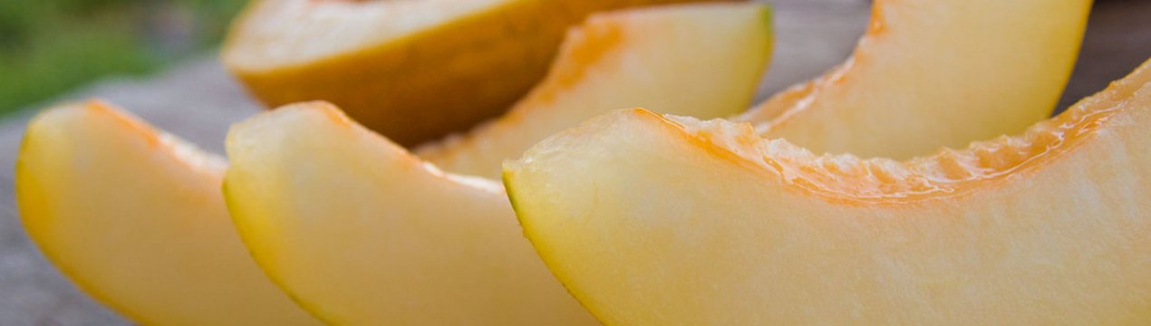 Консервирование компота из дыни. . Консервирование компота из дыни фото. Консервирование компота из дыни-. картинка Консервирование компота из дыни. картинка . В компотах используют абсолютно любые фрукты, ягоды и овощи, однако дыня в этом списке занимает особое место. Плотная сочная мякоть бахчи отлично сохраняет витамины в процессе термообработки, стакан освежающего и полезного напитка зимой становится мощным энергетическим коктейлем. Как выбрать плоды для дынного компота и с чем они лучше сочетаются, узнаете из статьи.