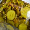 огурцы дольками на зиму самый вкусный рецепт на зиму с куркумой. . огурцы дольками на зиму самый вкусный рецепт на зиму с куркумой фото. огурцы дольками на зиму самый вкусный рецепт на зиму с куркумой-. картинка огурцы дольками на зиму самый вкусный рецепт на зиму с куркумой. картинка . В чистые и сухие банки поместить по 2 веточки укропа, кусочку острого свежего перца и 2-3 зубчика чеснока.