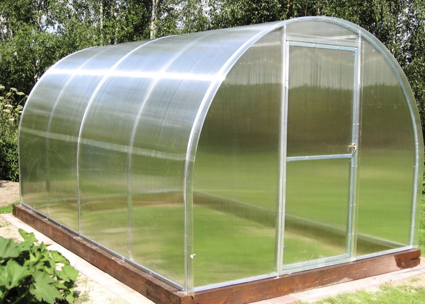 Потрібен фундамент під теплицю з полікарбонату Потрібен фундамент під теплицю з полікарбонату