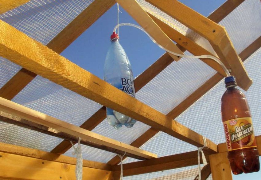 З допомогою пластикових пляшок З допомогою пластикових пляшок