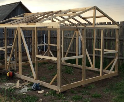 Як зробити теплицю з бруса своїми руками?