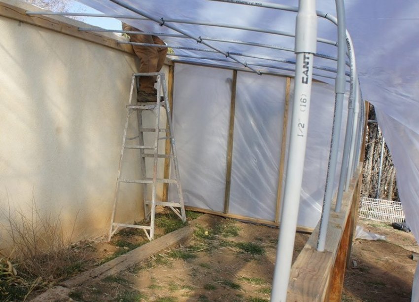 Покриваємо каркас поліетиленом або полікарбонатом Покриваємо каркас поліетиленом або полікарбонатом