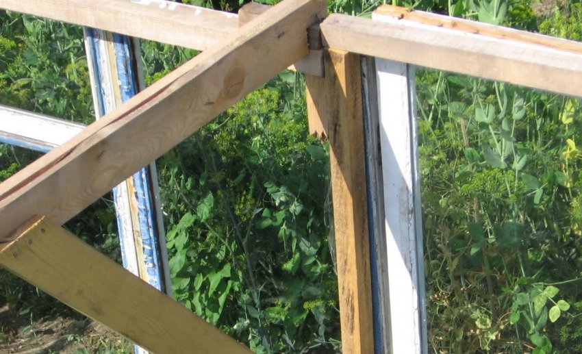 Каркас теплиці з віконних рам Каркас теплиці з віконних рам