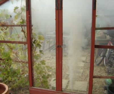 Користь і шкода сірчаної шашки для теплиці з полікарбонату