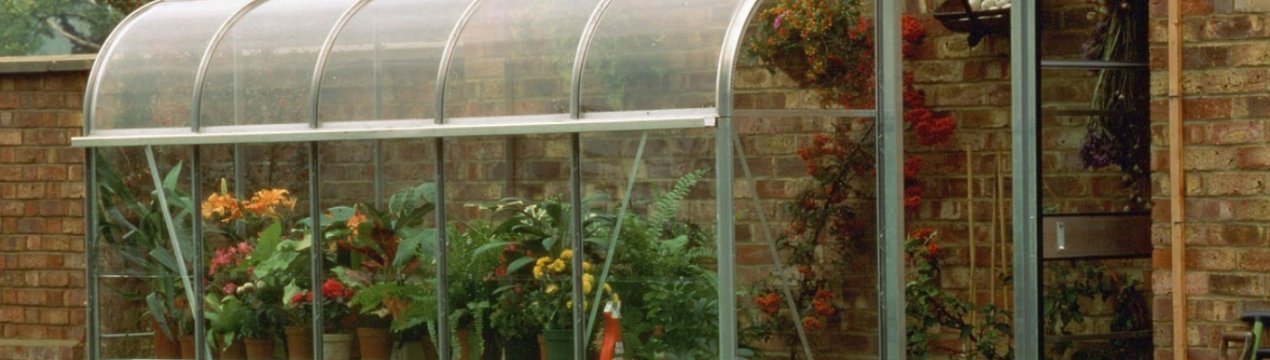 Як побудувати пристінну теплицю з полікарбонату?