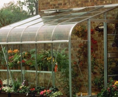 Як побудувати пристінну теплицю з полікарбонату?