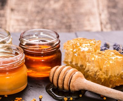 Мед для здоров'я жінок: користь і шкода, застосування в косметології та гінекології