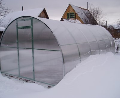 Як і чим обігріти теплицю взимку