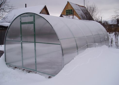 Как и чем обогреть теплицу зимой