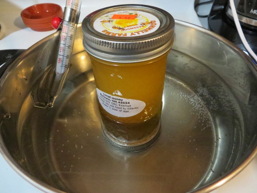 Почему мед не кристаллизуется. Жидкий мед. Мед расслоился. Закристаллизовавшийся мед. Мед кристаллизуется.