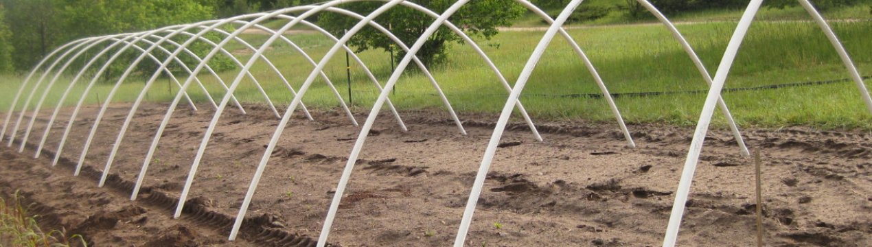 Як зробити парники з дуг з укривним матеріалом своїми руками