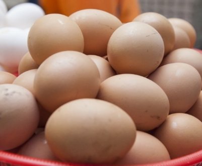 Скільки грамів важить куряче яйце?
