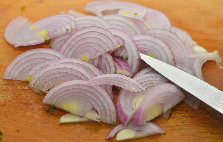 Нарізання цибулі півкільцями