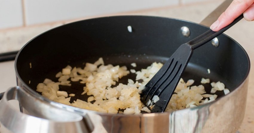 Нарізання цибулі для смаження