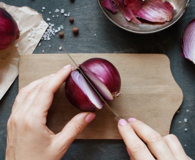 Як правильно різати цибулю і не плакати?