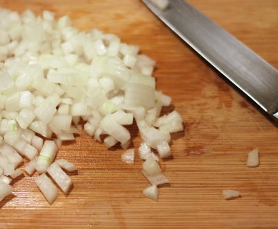 Чому сльозяться очі від цибулі?