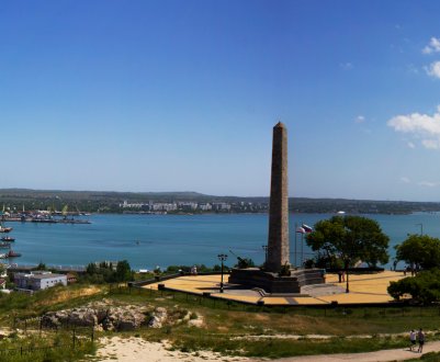 Керченські фермери продають овочі, фрукти і молоко посеред сміттєвих завалів