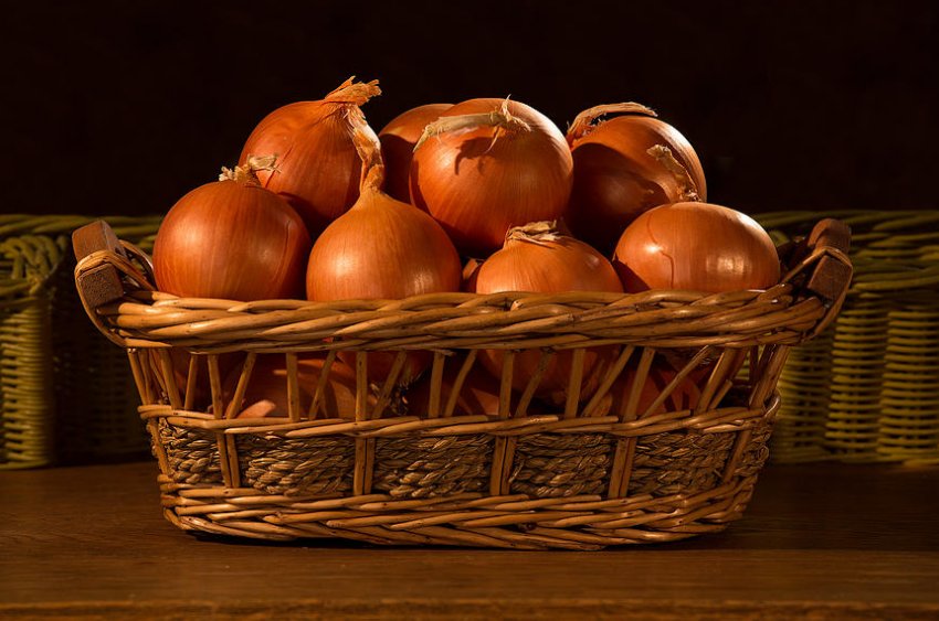 Зберігання цибулі в плетені кошики