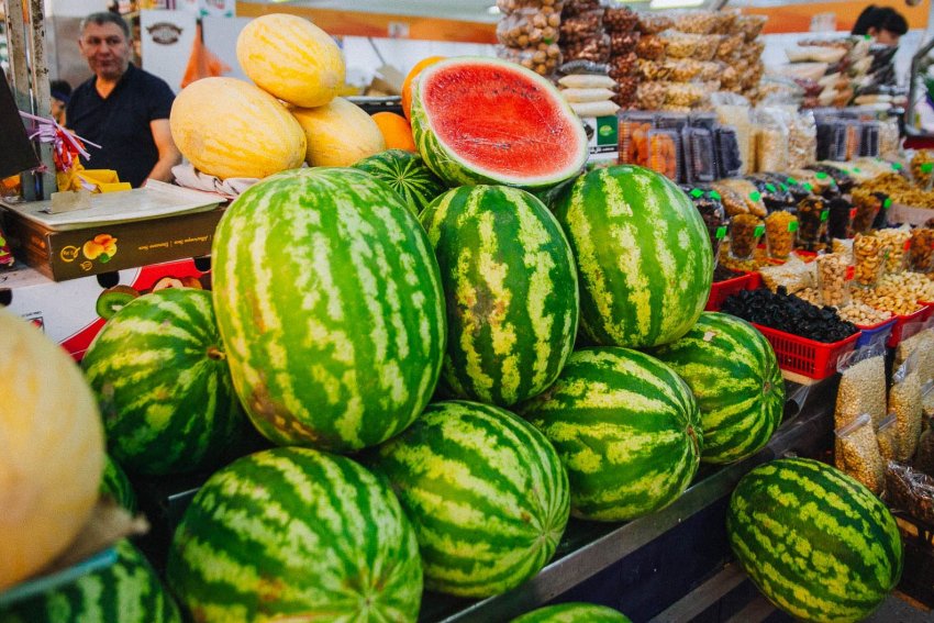 Візуально вибираємо самий стиглий і солодкий кавун