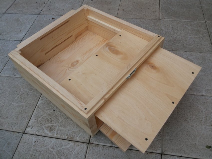 Виступає за корпус дно