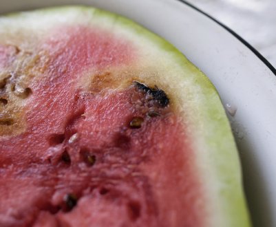 Як зрозуміти, що кавун зіпсувався, і чи можна його їсти