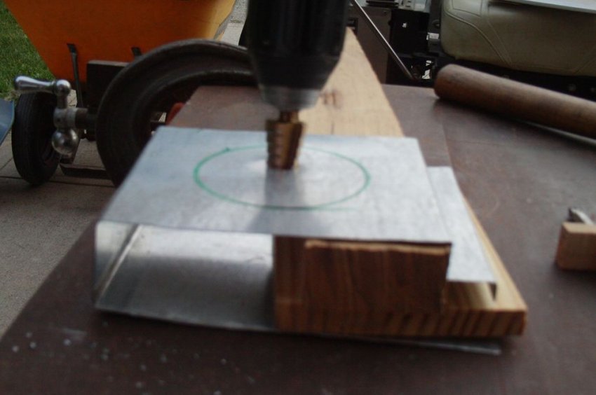 Годівниця з скляної банки Годівниця з скляної банки