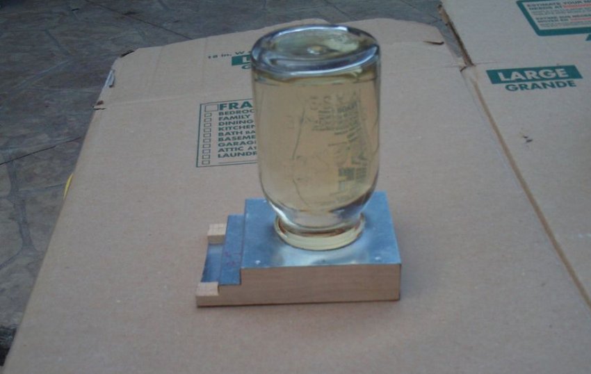 Годівниця з скляної банки Годівниця з скляної банки