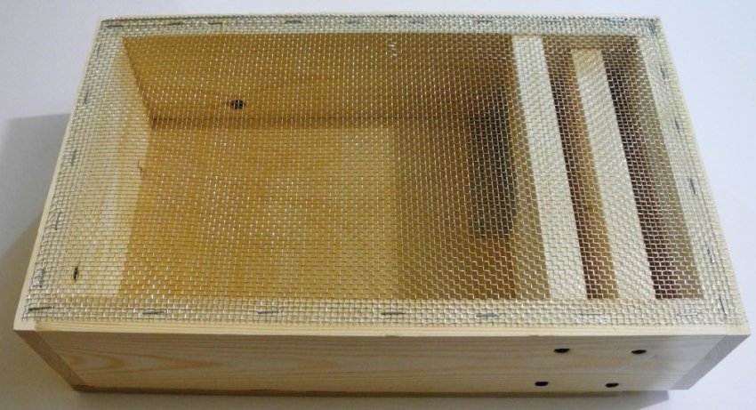 Стельова годівниця для бджіл Стельова годівниця для бджіл